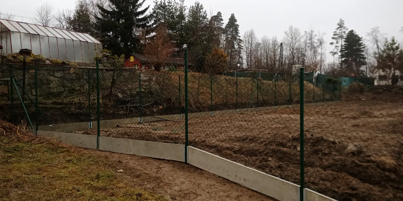 Oplocení 160cm PVC s podhrabovou deskou