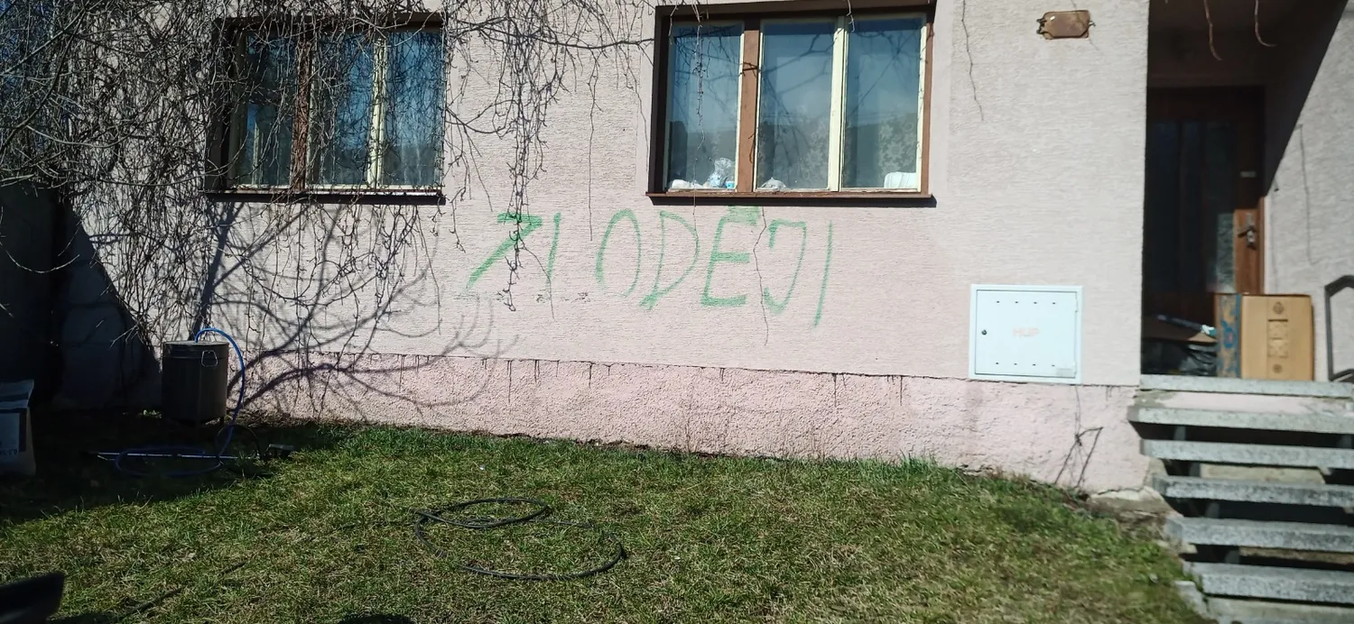 Odstranění graffiti z fasády